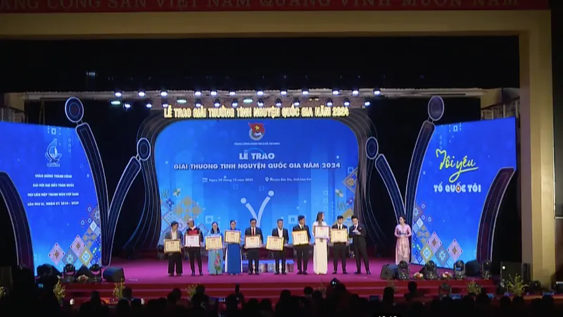 Bí thư thứ nhất trung ương Đoàn Bùi Quang Huy trao Giải thưởng Tình nguyện Quốc gia cho 10 tập thể