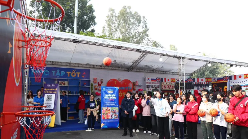 Các sinh viên hào hứng tham gia các hoạt động trong ngày hội