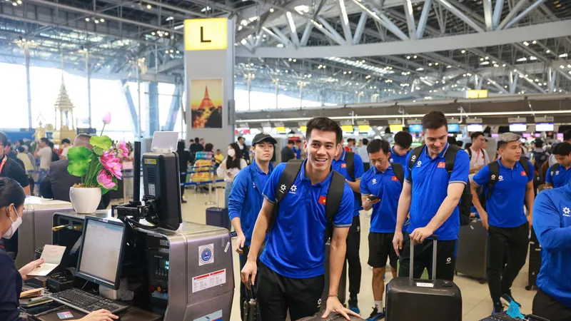 Các cầu thủ làm thủ tục lên máy bay về nước