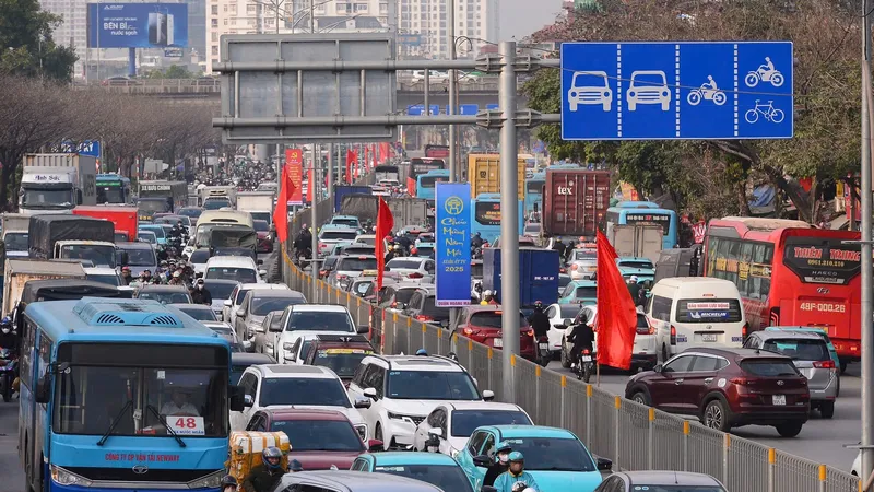 Nhiều tuyến đường Hà Nội ùn tắc chiều 24-1