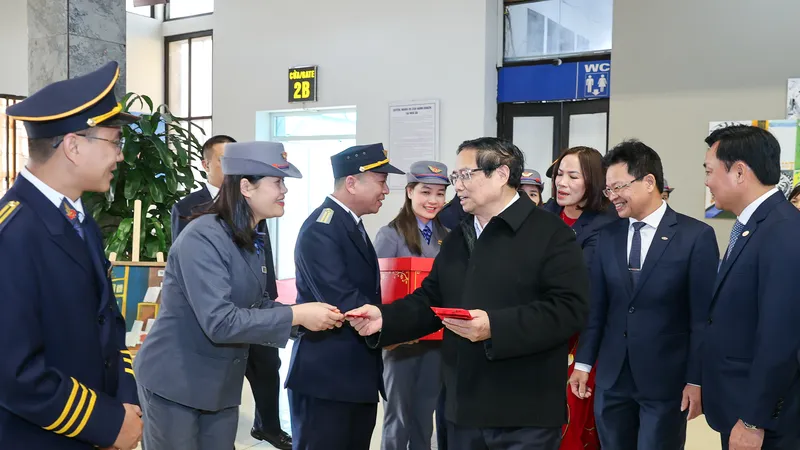 Thủ tướng Chính phủ Phạm Minh Chính chúc tết cán bộ, nhân viên, người lao động ngành đường sắt.