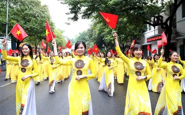 Phụ nữ Việt Nam duyên dáng trong "Tuần lễ áo dài" 