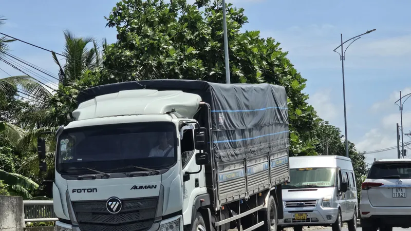 Lưu lượng xe lưu thông trên QL91B rất lớn