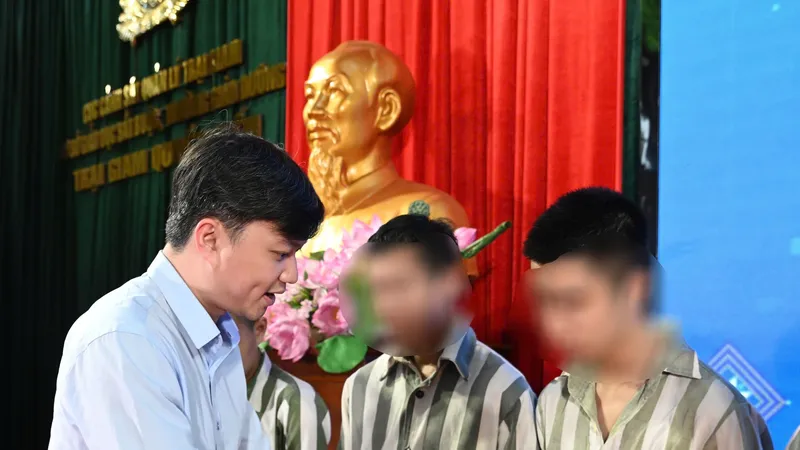 Bí thư Trung ương Đoàn Nguyễn Minh Triết trao quà cho các phạm nhân có hoàn cảnh khó khăn, rèn luyện và cải tạo tốt