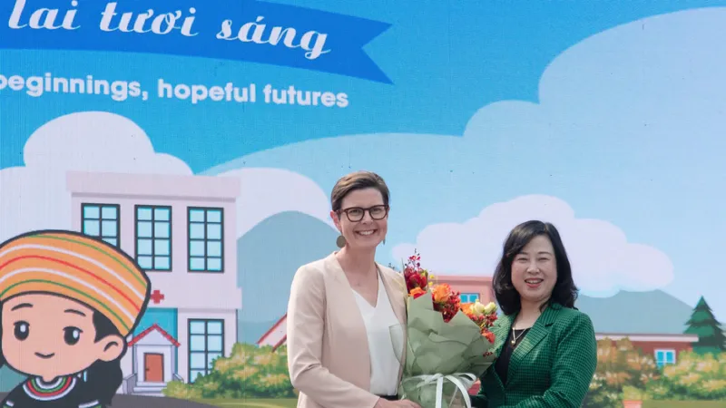 Bộ trưởng Bộ Y tế Đào Hồng Lan và Trưởng đại diện Tổ chức Y tế Thế giới tại Việt Nam Angela Pratt tại lễ mít tinh