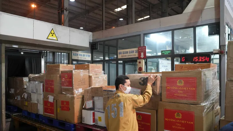 Hàng hóa cứu trợ được đưa lên máy bay