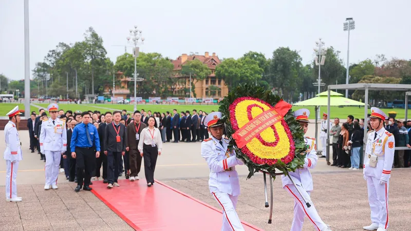 Đoàn đại biểu thanh niên Trung Quốc đã đặt vòng hoa viếng Chủ tịch Hồ Chí Minh.