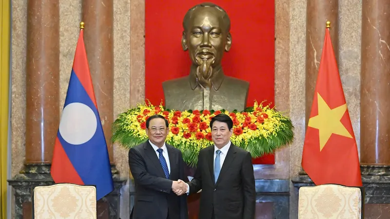 Chủ tịch nước Lương Cường tiếp Thủ tướng Lào Sonexay Siphandone, sáng 17-4. Ảnh: VIẾT CHUNG