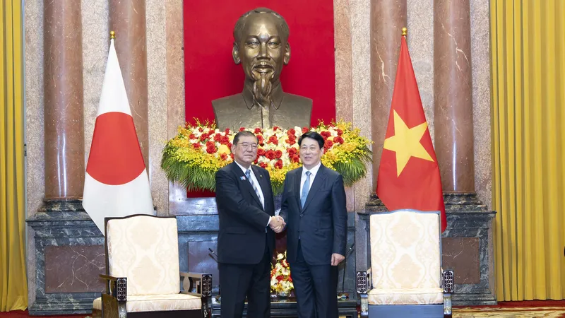 Chủ tịch nước Lương Cường hội kiến Thủ tướng Nhật Bản Ishiba Shigeru. Ảnh: ĐỖ TRUNG.