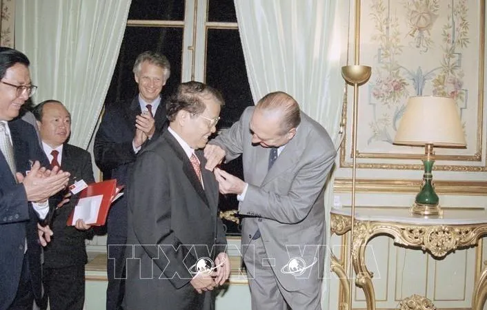 Tổng thống Pháp Jacques Chirac trao Huân chương Bắc đẩu bội tinh tặng Chủ tịch nước Trần Đức Lương. Ảnh: TTXVN