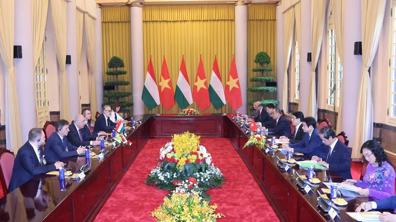Chủ tịch nước Lương Cường và Tổng thống Hungary Sulyok Tamás tiến hành hội đàm. Ảnh: QUANG PHÚC