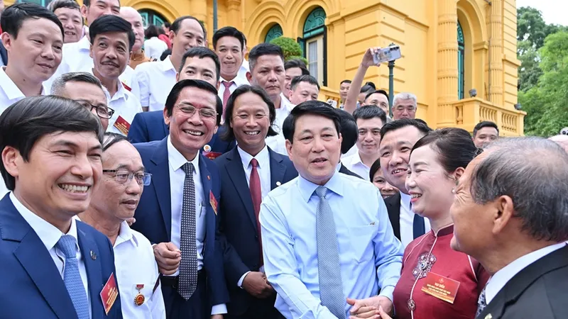 Chủ tịch nước Lương Cường gặp mặt thân mật các nghệ nhân làng nghề tiêu biểu toàn quốc chiều 10-6. Ảnh: VIẾT CHUNG