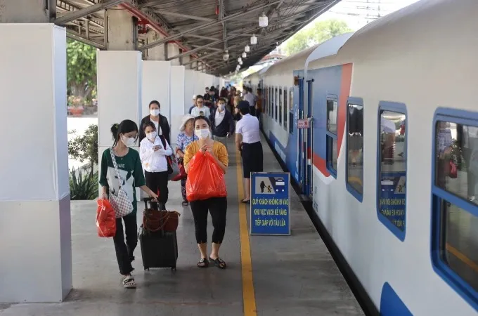 Tăng thêm tàu chạy tuyến TPHCM - Hà Nội phục vụ đợt cao điểm hè