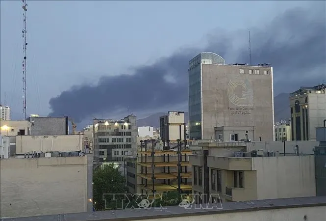 Khói bốc lên sau một vụ nổ tại Tehran, Iran, ngày 15-6. Ảnh: TTXVN