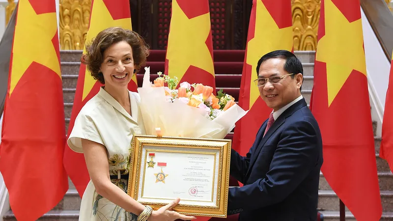 Phó Thủ tướng, Bộ trưởng Ngoại giao Bùi Thanh Sơn trao tặng bà Audrey Azoulay Kỷ niệm chương “Vì sự nghiệp Ngoại giao Việt Nam”
