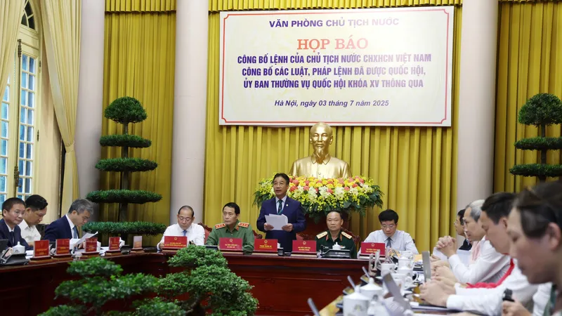 Họp báo công bố Lệnh của Chủ tịch nước công bố các Luật, Pháp lệnh vừa được Quốc hội, UBTVQH khóa XV thông qua. Ảnh: VIẾT CHUNG.