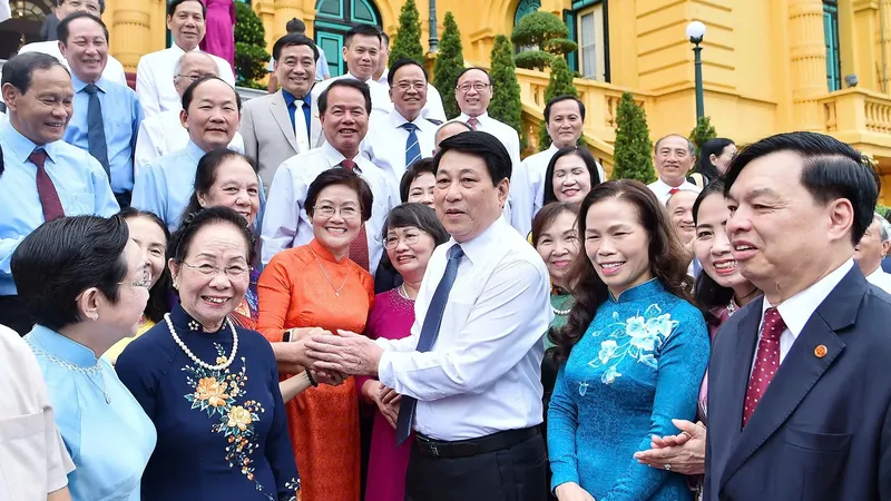 Chủ tịch nước Lương Cường gặp mặt thân mật đoàn đại biểu cán bộ Hội Khuyến học tiêu biểu toàn quốc, sáng 10-7. Ảnh: VIẾT CHUNG