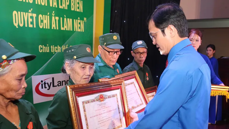 Bí thư thứ nhất Trung ương Đoàn Bùi Quang Huy trao tặng Huy chương "Thanh niên xung phong vẻ vang" cho 22 cựu thanh niên xung phong