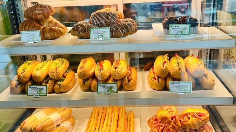 Các sản phẩm bánh mì tại cửa hàng trong sân bay Nội Bài