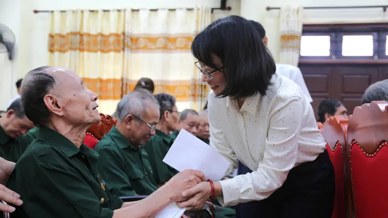 Đoàn đại biểu TPHCM thăm và tặng quà cho các thương, bệnh binh tại Ninh Bình