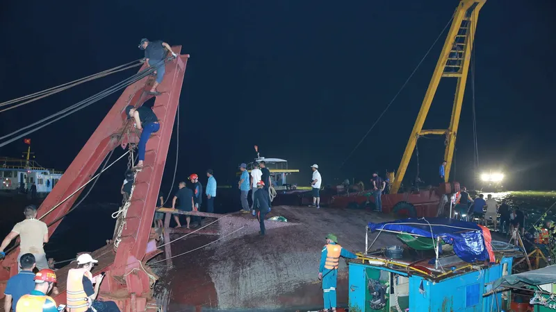 Công tác cứu nạn, cứu hộ tại hiện trường vụ lật tàu trên Vịnh Hạ Long