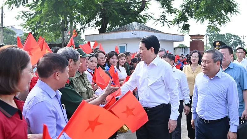 Chủ tịch nước với người dân thôn Quảng Chính 6, xã Quảng Hà, tỉnh Quảng Ninh