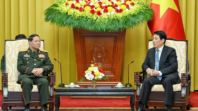 Chủ tịch nước Lương Cường tiếp Trung tướng Vongsone Inpanphim. Ảnh: VIẾT CHUNG