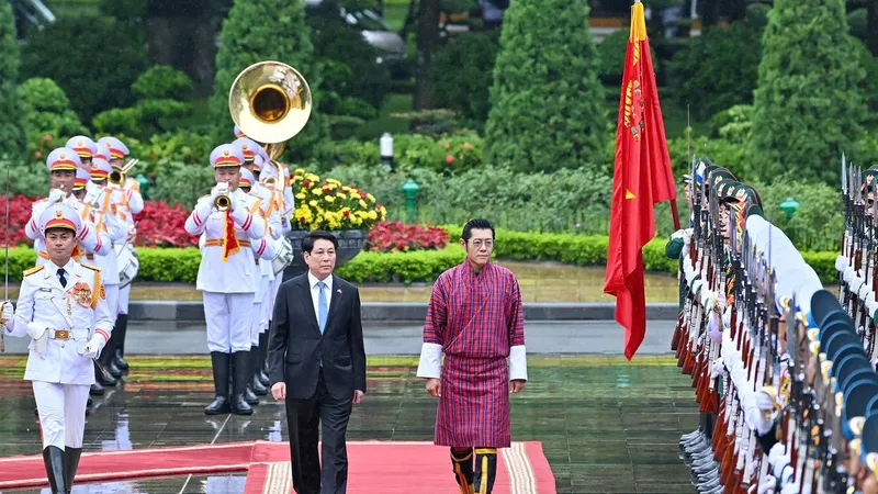 Chủ tịch nước Lương Cường và Phu nhân chủ trì lễ đón Quốc vương Bhutan Jigme Khesar Namgyel Wangchuck và Hoàng hậu, sáng 19-8. Ảnh: QUANG PHÚC.