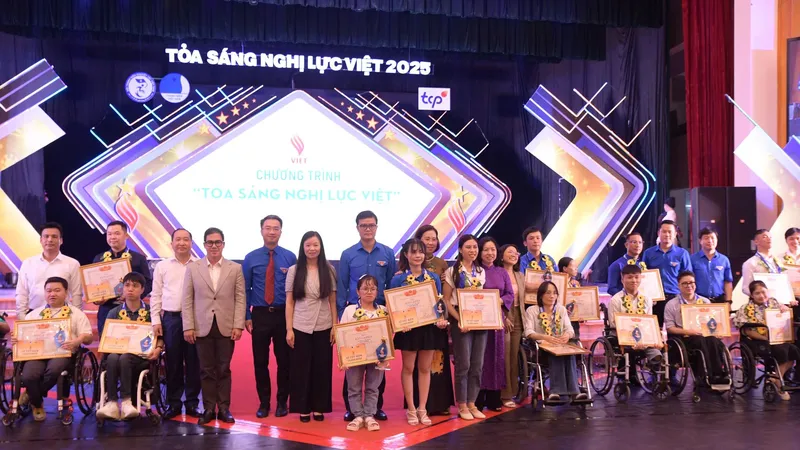Bí thư thứ nhất Trung ương Đoàn Bùi Quang Huy trao bằng khen đến các cá nhân được vinh danh