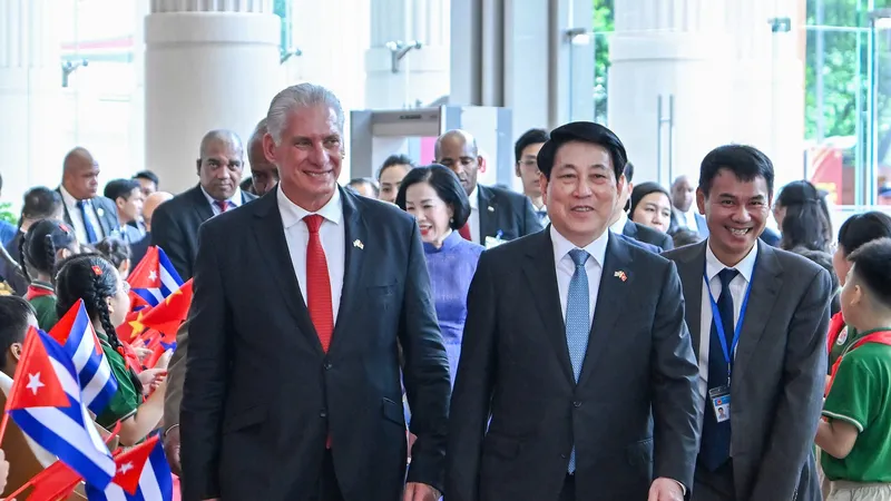 Chủ tịch nước Lương Cường và Phu nhân cùng Bí thư Thứ nhất, Chủ tịch nước Cuba Miguel Díaz Canel Bermúdez và Phu nhân dự lễ mít tinh trọng thể kỷ niệm 65 năm ngày thiết lập quan hệ ngoại giao giữa Việt Nam và Cuba. Ảnh: QUANG PHÚC