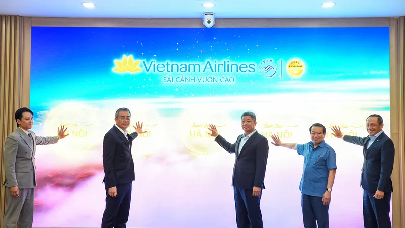 Đại diện UBND TP Hà Nội và Vietnam Airlines thực hiện nghi thức công bố chiến dịch “Chạm thu Hà Nội”