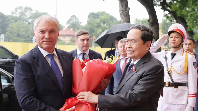 Chủ tịch Quốc hội Trần Thanh Mẫn đón Chủ tịch Duma Quốc gia Nga Vyacheslav Volodin, chiều 28-9. Ảnh: QUANG PHÚC