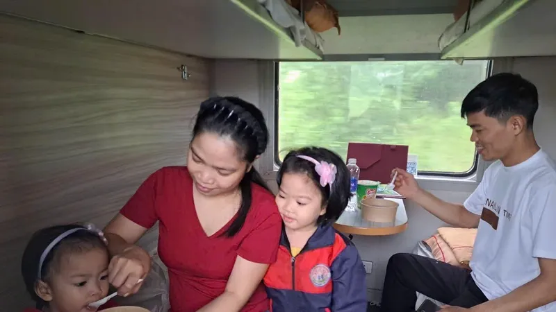 Suất ăn miễn phí phục vụ hành khách đi tàu sáng ngày 29-9
