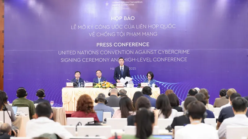 Họp báo Lễ mở ký Công ước của Liên hợp quốc về chống tội phạm mạng ngày 8-10. Ảnh: QUANG PHÚC.