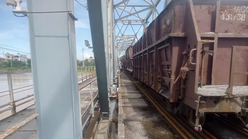 Chiều 10-10, đoàn tàu vẫn đang tiếp tục giữ vững cầu Bắc Giang an toàn, mực nước cách đáy dầm cầu Bắc Giang chỉ còn 0,65m