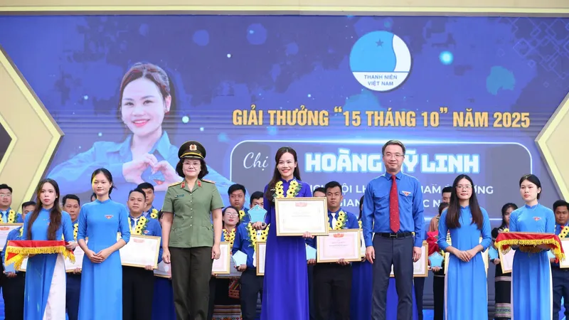  69 cán bộ Hội Liên hiệp Thanh niên Việt Nam nhận giải thưởng "15 tháng 10" 