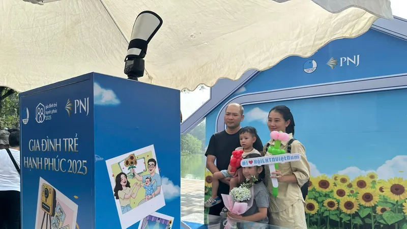 Các gia đình trẻ hào hứng tham gia nhiều hoạt động trong ngày hội "Gia đình trẻ hạnh phúc" ngày 12-10
