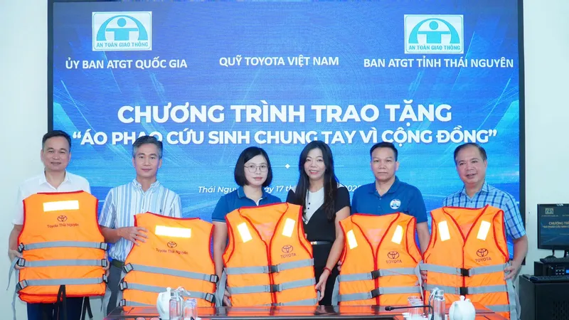Trao tặng áo phao cứu sinh cho người dân và học sinh tỉnh Thái Nguyên