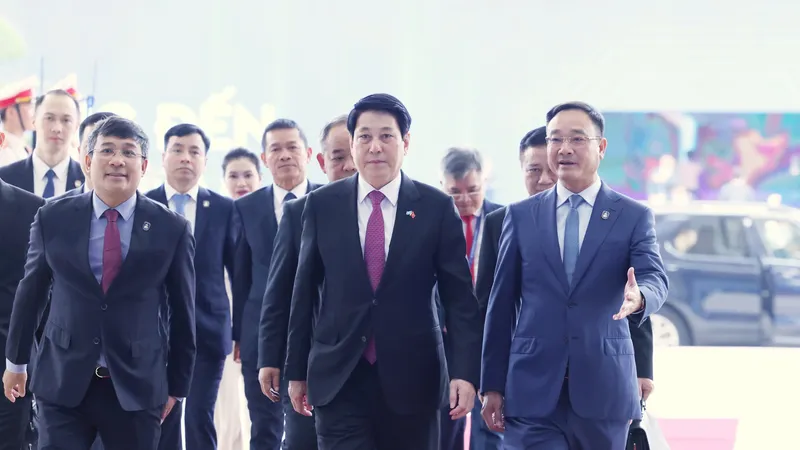 Chủ tịch nước Lương Cường và các đại biểu tới dự Lễ mở ký Công ước Liên hợp quốc về chống tội phạm mạng (Công ước Hà Nội), sáng 25-10. Ảnh: QUANG PHÚC