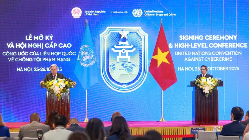 Thủ tướng Phạm Minh Chính cùng Tổng thư ký Liên hợp quốc gặp gỡ báo chí sau lễ mở ký Công ước Hà Nội. Ảnh: QUANG PHÚC