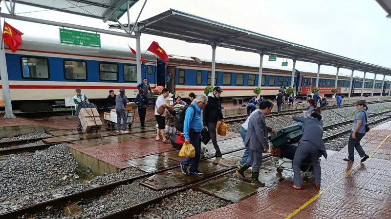 Ngành đường sắt tổ chức chuyển tải an toàn cho 4.576 hành khách
