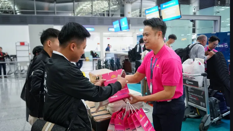 Hành khách làm thủ tục tại quầy cho chuyến bay HeforShe.
