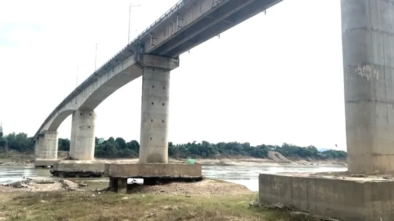 Cầu sông Lô bị xuống cấp