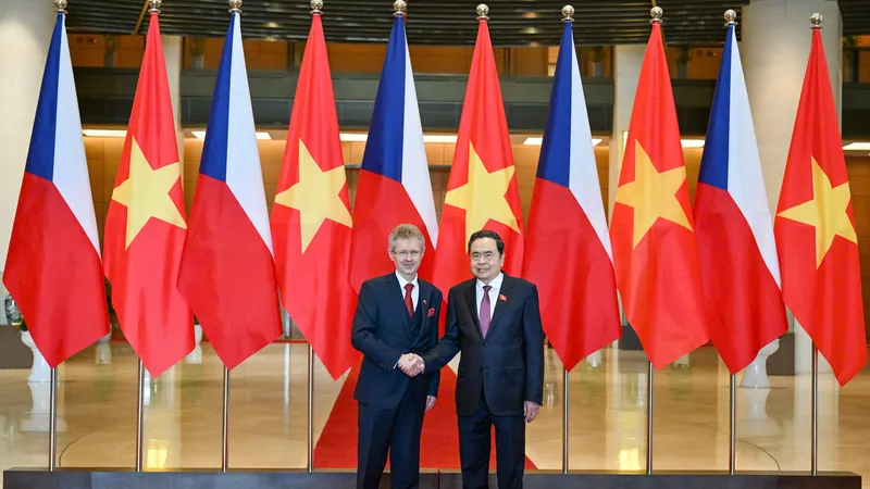 Chủ tịch Quốc hội Trần Thanh Mẫn đón tiếp Chủ tịch Thượng viện Quốc hội Cộng hòa Czech Milos Vystrcil. Ảnh: QUANG PHÚC