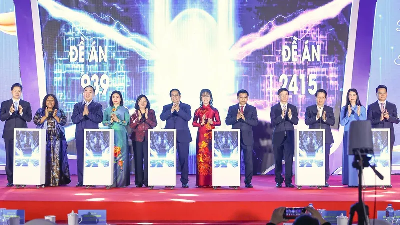 Thủ tướng Chính phủ và các đại biểu bấm nút triển khai Đề án Hỗ trợ phụ nữ khởi nghiệp giai đoạn 2026-2035. Ảnh: VIẾT CHUNG