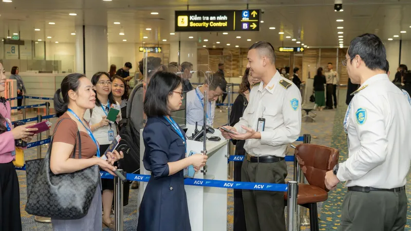 Rà soát phương án phục vụ vận tải hàng không trong dịp cao điểm tết