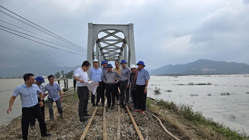 Các cơ quan chức năng đánh giá hư hỏng hạ tầng đường sắt khu vực Nam Trung bộ