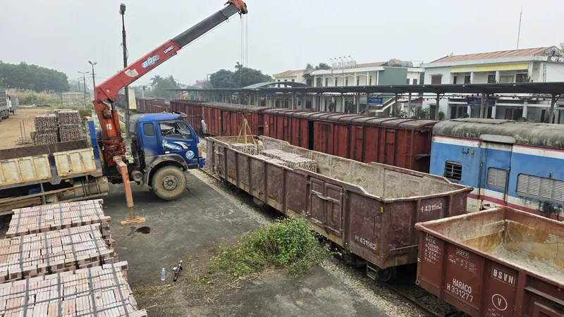 Trong ngày 14-12, Tổng công ty Đường sắt Việt Nam đã tổ chức vận chuyển 40 vạn viên gạch từ ga Bỉm Sơn (Thanh Hóa) tới ga Hòa Đa (xã Tuy An Nam, tỉnh Đắk Lắk).