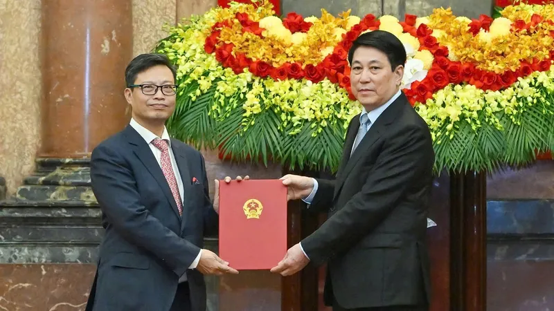 Chủ tịch nước Lương Cường trao quyết định bổ nhiệm Đại sứ Việt Nam tại các nước chiều 16-1. Ảnh: VIẾT CHUNG.