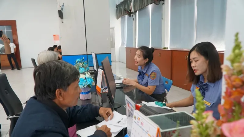 Người dân mua vé tàu tại ga Hà Nội 
